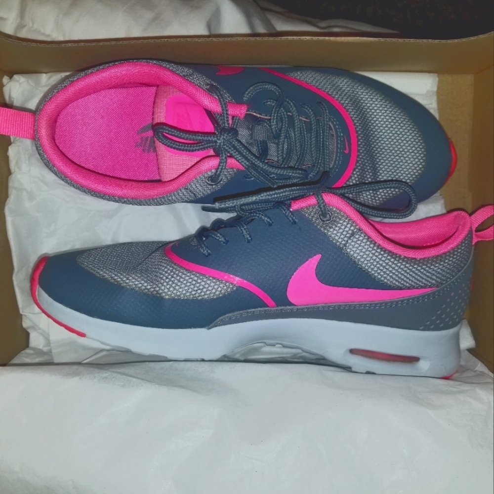 Nike grey and hot pink women's sneakers sz 8